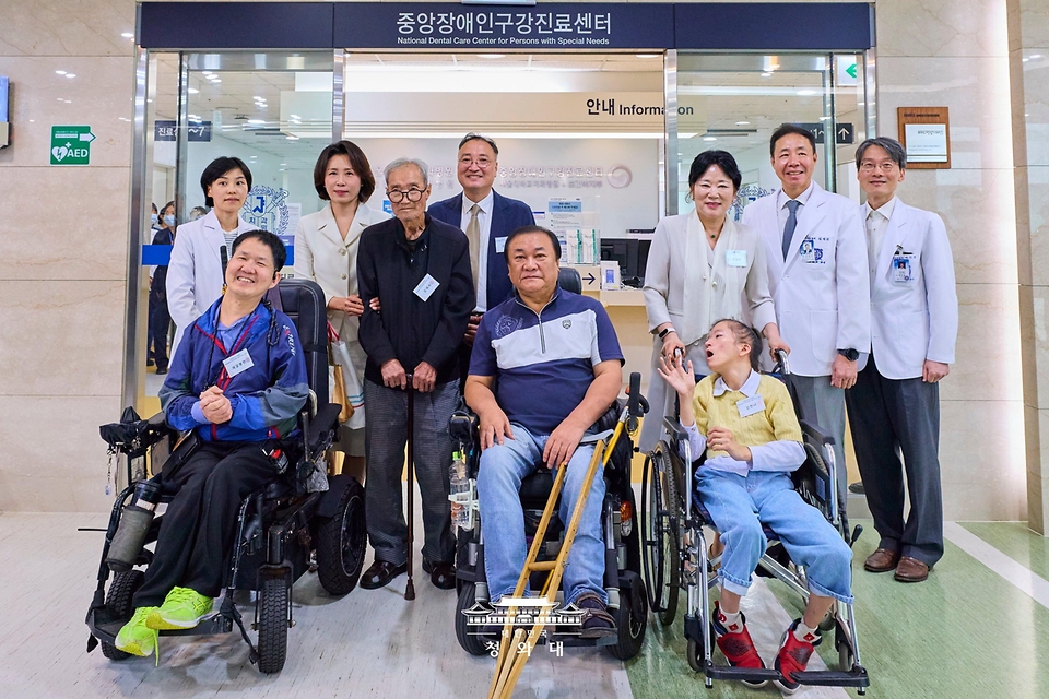 김혜경 여사가 9월 18일 서울 종로구 서울대학교 치과병원에서 열린 중앙장애인구강진료센터 개원 7주년 기념식 행사를 마친 뒤 의료진 및 내원객과 기념촬영을 하고 있다.