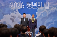 이재명 대통령이 9월 19일 청와대에서 열린 청년의 날 기념식에서 김상철 나라살림연구소 자문위원에게 국민훈장을 수여한 후 기념촬영을 하고 있다.