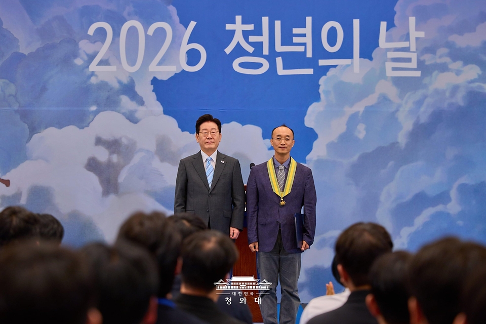 이재명 대통령이 9월 19일 청와대에서 열린 청년의 날 기념식에서 김상철 나라살림연구소 자문위원에게 국민훈장을 수여한 후 기념촬영을 하고 있다.