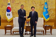 이재명 대통령이 9월 18일 청와대에서 아랍에미리트(UAE) 칼둔 칼리파 알 무바라크 아부다비 행정청장과 접견에 앞서 기념 촬영을 하고 있다.