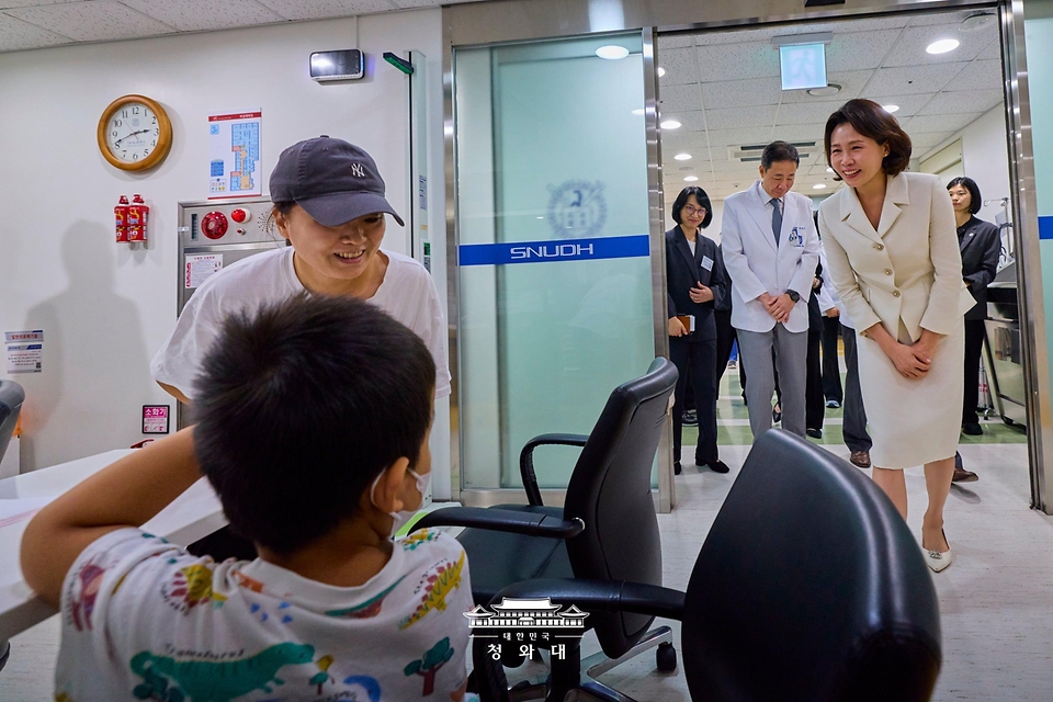 김혜경 여사가 9월 18일 서울 종로구 서울대학교 치과병원에서 열린 중앙장애인구강진료센터 개원 7주년 기념식 행사를 마친 뒤 시설을 둘러보며 내원객과 대화하고 있다.