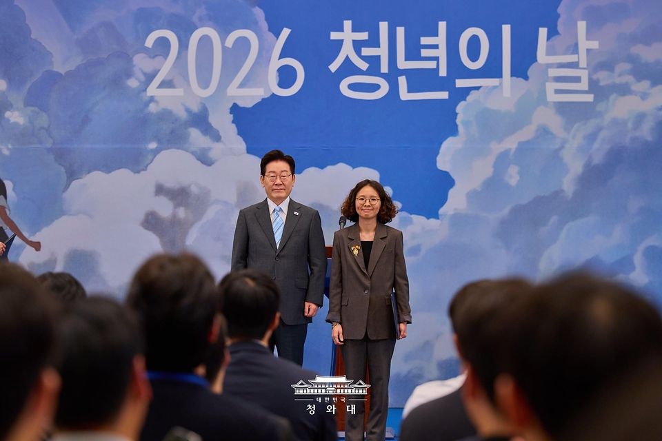 이재명 대통령이 9월 19일 청와대 영빈관에서 열린 2026 청년의 날 기념식에서 박은진 주식회사 공유를위한창조 대표이사에게 대통령 표창을 수여한 후 기념촬영을 하고 있다.