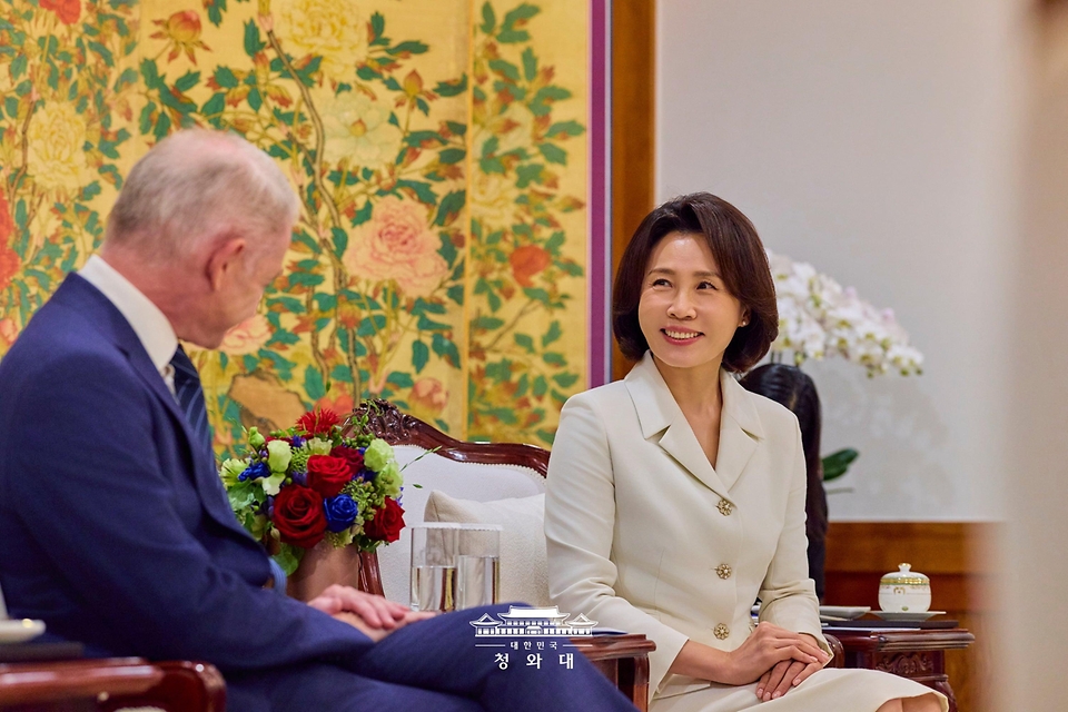 김혜경 여사가 9월 18일 청와대에서 다니엘 그림리 옥스퍼드대 인문대 학장을 접견하고 있다.
