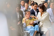 김혜경 여사가 9월 18일 서울 종로구 서울대학교 치과병원에서 열린 중앙장애인구강진료센터 개원 7주년 기념식에서 내원객을 보살피고 있다.