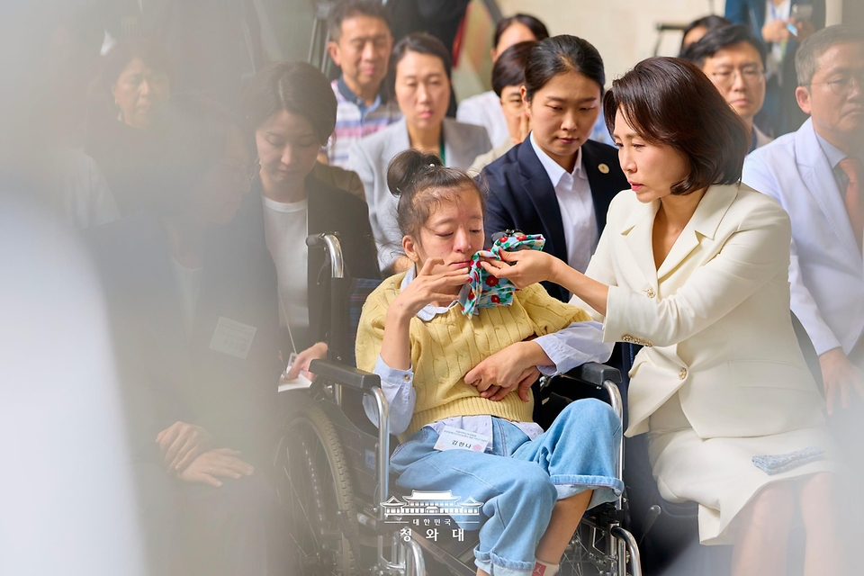 김혜경 여사가 9월 18일 서울 종로구 서울대학교 치과병원에서 열린 중앙장애인구강진료센터 개원 7주년 기념식에서 내원객을 보살피고 있다.