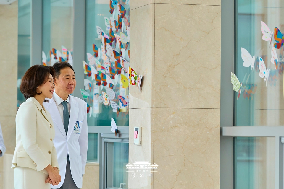 김혜경 여사가 9월 18일 서울 종로구 서울대학교 치과병원에서 열린 중앙장애인구강진료센터 개원 7주년 기념식 행사를 마친 뒤 센터 내부를 둘러보고 있다.