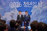 이재명 대통령이 9월 19일 청와대 영빈관에서 열린 2026 청년의 날 기념식에서 김기현 한국청소년정책연구원 부원장에게 국민포장을 수여한 후 기념촬영을 하고 있다.
