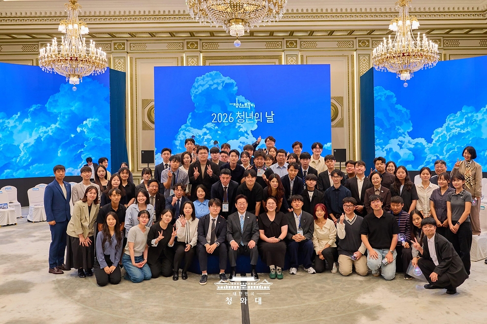 이재명 대통령이 9월 19일 청와대에서 열린 청년의 날 기념식 행사에서 참석한 쳥년들과 기념촬영을 하고 있다.