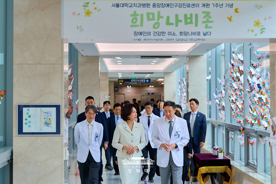 김혜경 여사가 9월 18일 서울 종로구 서울대학교 치과병원에서 열린 중앙장애인구강진료센터 개원 7주년 기념식 행사를 마친 뒤 센터 내부를 둘러보고 있다.