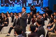 이재명 대통령이 9월 19일 청와대에서 열린 청년의 날 기념식 행사에서 청년들의 발표를 들은 후 답변하고 있다.