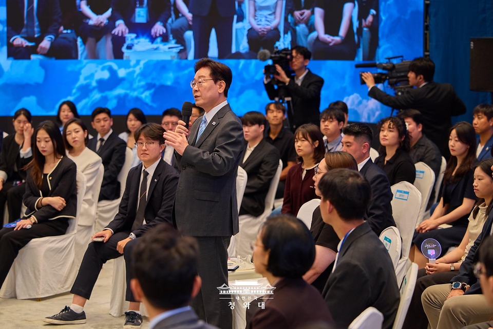 이재명 대통령이 9월 19일 청와대에서 열린 청년의 날 기념식 행사에서 청년들의 발표를 들은 후 답변하고 있다.