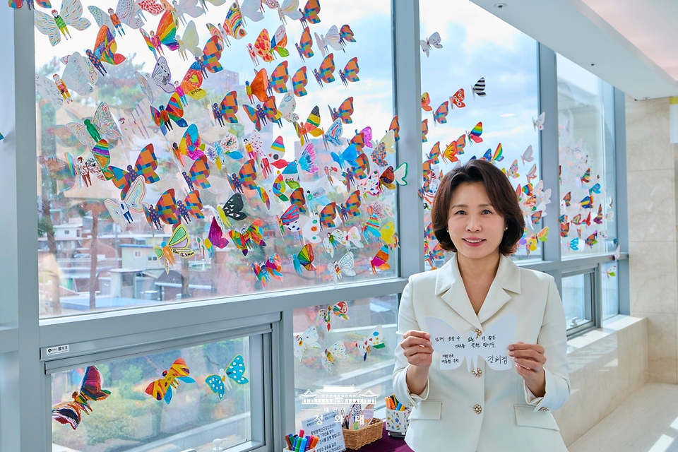 김혜경 여사가 9월 18일 서울 종로구 서울대학교 치과병원에서 열린 중앙장애인구강진료센터 개원 7주년 기념식을 마친 뒤 희망 나비 모양 종이에 적은 희망의 메시지를 들고 기념 촬영을 하고 있다.
