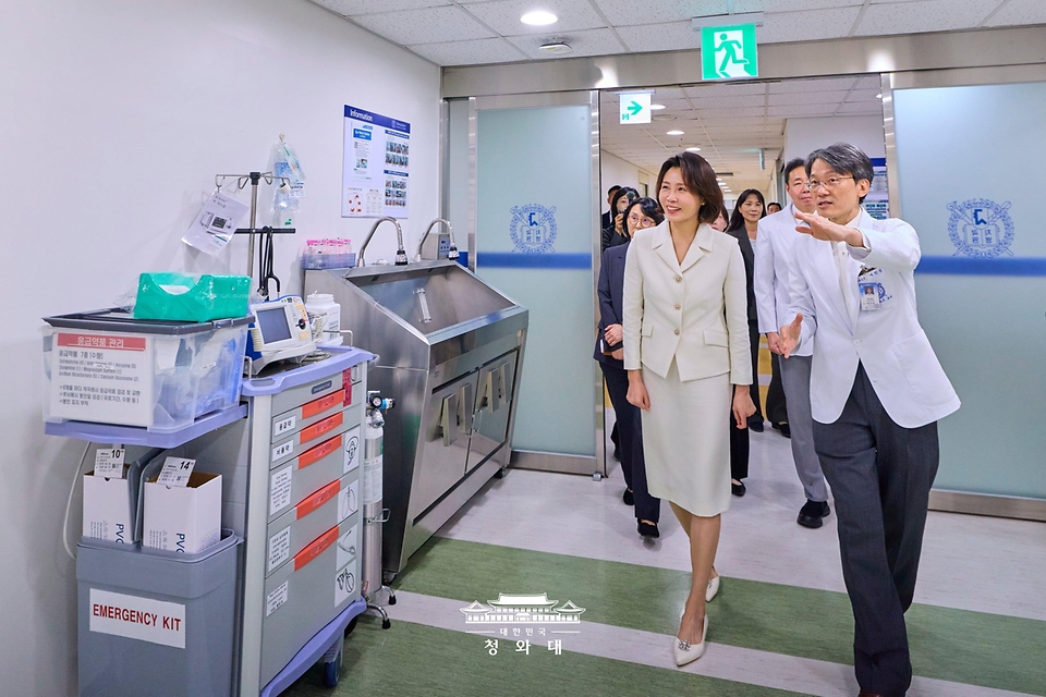 김혜경 여사가 9월 18일 서울 종로구 서울대학교 치과병원에서 열린 중앙장애인구강진료센터 개원 7주년 기념식 행사를 마친 뒤 센터 내부를 둘러보고 있다.