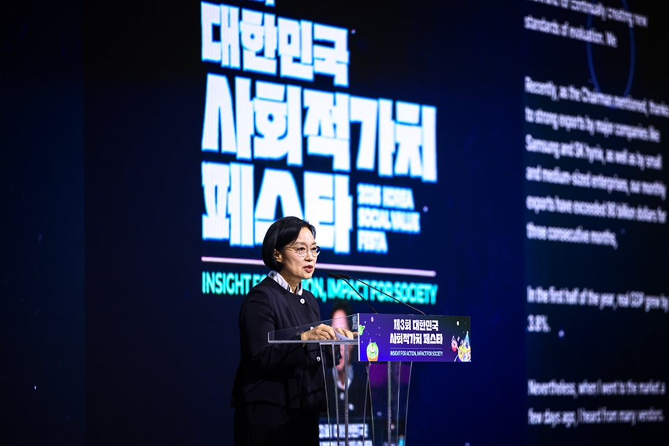 한성숙 국무총리가 9월 21일 서울 강남구 코엑스에서 열린 제3회 대한민국 사회적가치 페스타 개회식에서 축사하고 있다.