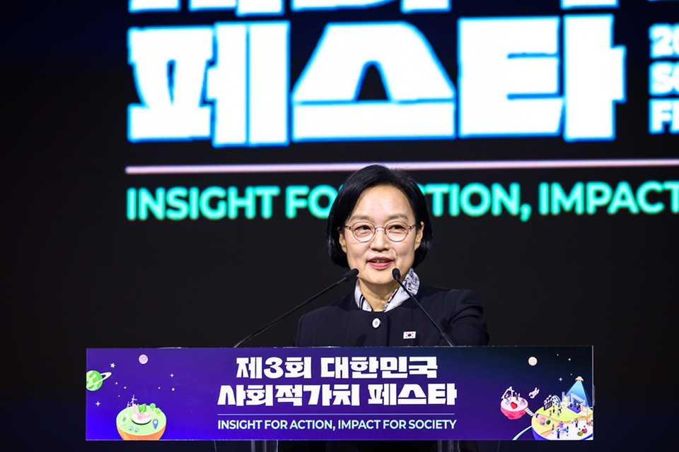 한성숙 국무총리가 9월 21일 서울 강남구 코엑스에서 열린 제3회 대한민국 사회적가치 페스타 개회식에서 축사하고 있다.