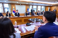 한성숙 국무총리가 9월 21일 서울 종로구 정부서울청사에서 제1회 글로벌 인공지능(AI) 허브 추진위원회 회의를 주재하고 있다.