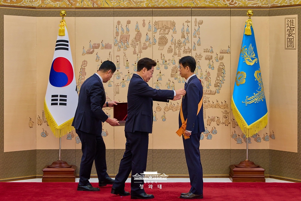 이재명 대통령이 9월 21일 청와대에서 이흥구 전 대법관에게 서훈을 수여하고 있다.