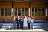 한성숙 국무총리가 9월 20일 서울 종로구 삼청동 국무총리 서울공관에서 열린 과학기술계 청년 연구자들과 함께한 제5회 열린 브런치에서 참석자들과 대화하고 있다.
