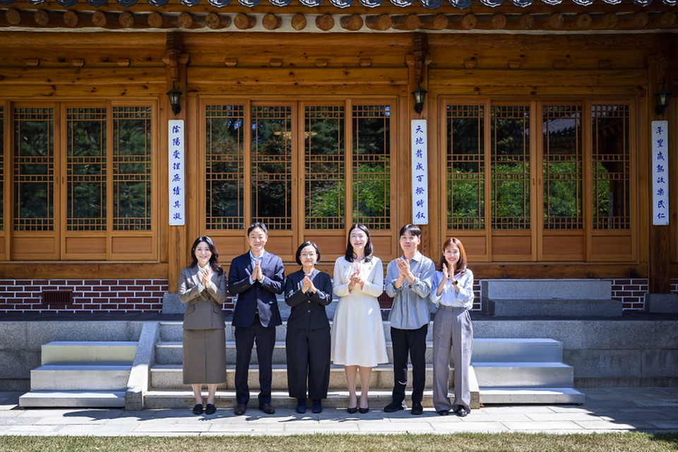 한성숙 국무총리가 9월 20일 서울 종로구 삼청동 국무총리 서울공관에서 열린 과학기술계 청년 연구자들과 함께한 제5회 열린 브런치에서 참석자들과 대화하고 있다.