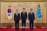 이재명 대통령이 9월 21일 청와대에서 김성수 신임 대법관에게 임명장을 수여한 뒤 조희대 대법원장과 함께 기념촬영을 하고 있다.