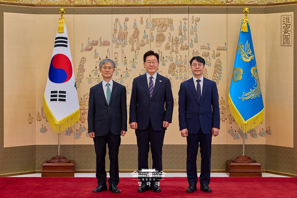 이재명 대통령이 9월 21일 청와대에서 김성수 신임 대법관에게 임명장을 수여한 뒤 조희대 대법원장과 함께 기념촬영을 하고 있다.