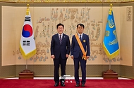 이재명 대통령이 9월 21일 청와대에서 이흥구 전 대법관에게 서훈을 수여한 뒤 기념촬영을 하고 있다.