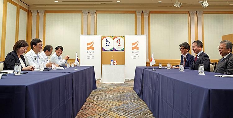 최휘영 문화체육관광부 장관이 9월 18일 카와이 준이치 일본 스포츠청장을 만나 양국 간의 스포츠 교류 확대 방안을 논의하고 있다.