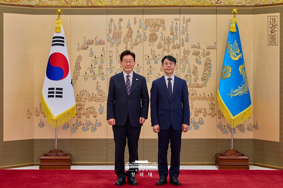 이재명 대통령이 9월 21일 청와대에서 김성수 신임 대법관에게 임명장을 수여한 뒤 기념촬영을 하고 있다.