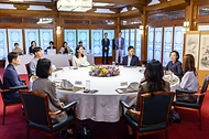 한성숙 국무총리가 9월 20일 서울 종로구 삼청동 국무총리 서울공관에서 열린 과학기술계 청년 연구자들과 함께한 제5회 열린 브런치에서 참석자들과 대화하고 있다.