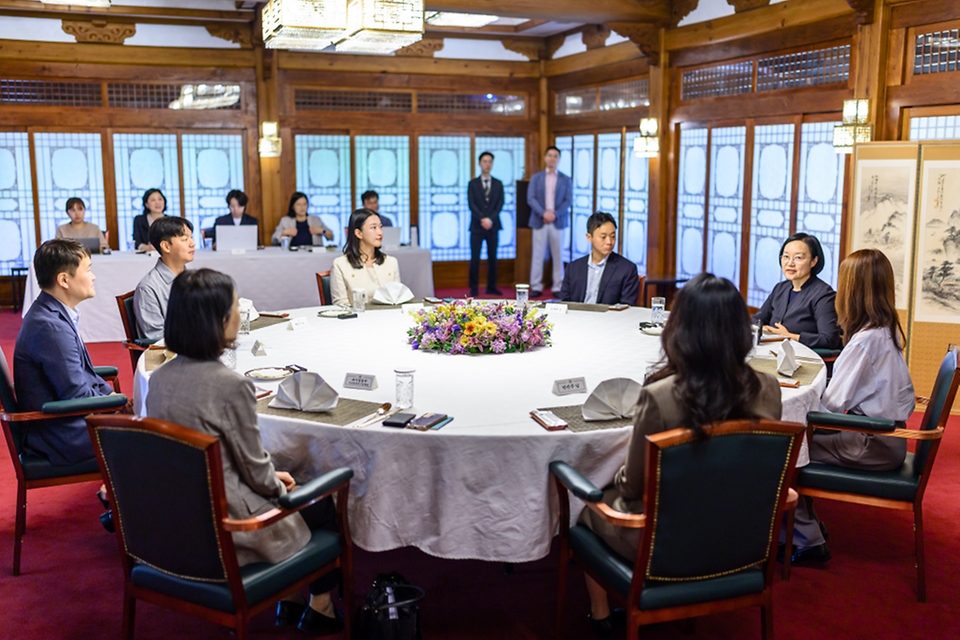 한성숙 국무총리가 9월 20일 서울 종로구 삼청동 국무총리 서울공관에서 열린 과학기술계 청년 연구자들과 함께한 제5회 열린 브런치에서 참석자들과 대화하고 있다.