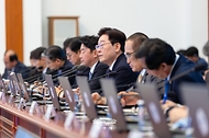 이재명 대통령이 9월 21일 청와대에서 열린 수석보좌관회의에서 발언하고 있다.