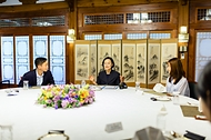 한성숙 국무총리가 9월 20일 서울 종로구 삼청동 국무총리 서울공관에서 열린 과학기술계 청년 연구자들과 함께한 제5회 열린 브런치에서 참석자들과 대화하고 있다.