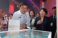 최휘영 문화체육관광부 장관이 9월 18일 아시안게임 개회식과 대회 조직위원회 주최 개회식 연회(리셉션)에 참석하고, 우리 국가대표 선수단을 현장에서 격려하고 있다.
