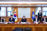 한성숙 국무총리가 9월 21일 서울 종로구 정부서울청사에서 제1회 글로벌 인공지능(AI) 허브 추진위원회 회의를 주재하고 있다.
