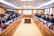 한성숙 국무총리가 9월 21일 서울 종로구 정부서울청사에서 제1회 글로벌 인공지능(AI) 허브 추진위원회 회의를 주재하고 있다.