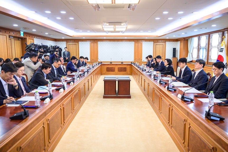한성숙 국무총리가 9월 21일 서울 종로구 정부서울청사에서 제1회 글로벌 인공지능(AI) 허브 추진위원회 회의를 주재하고 있다.