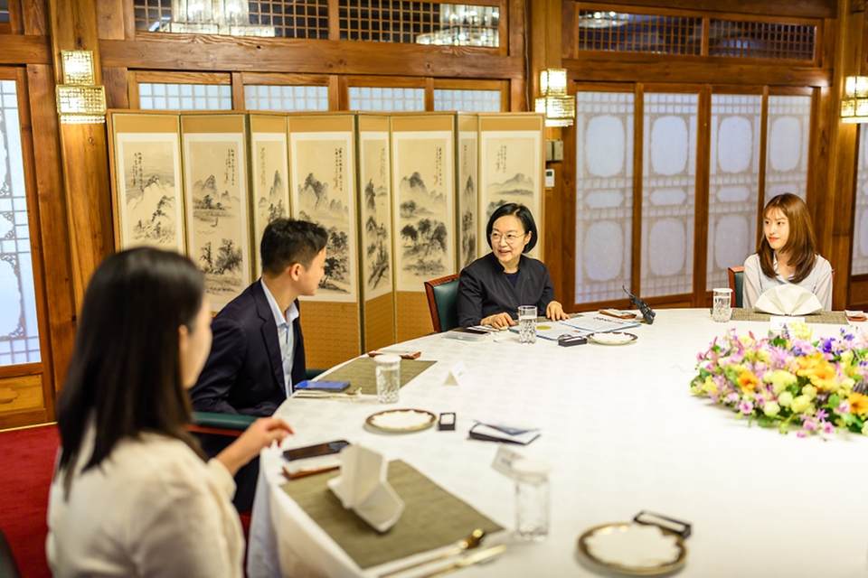 한성숙 국무총리가 9월 20일 서울 종로구 삼청동 국무총리 서울공관에서 열린 과학기술계 청년 연구자들과 함께한 제5회 열린 브런치에서 참석자들과 대화하고 있다.