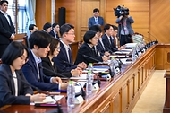 한성숙 국무총리가 9월 21일 서울 종로구 정부서울청사에서 제1회 글로벌 인공지능(AI) 허브 추진위원회 회의를 주재하고 있다.