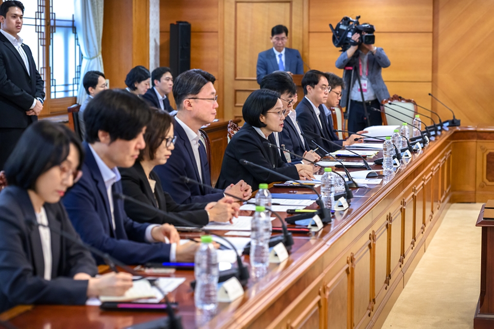 한성숙 국무총리가 9월 21일 서울 종로구 정부서울청사에서 제1회 글로벌 인공지능(AI) 허브 추진위원회 회의를 주재하고 있다.