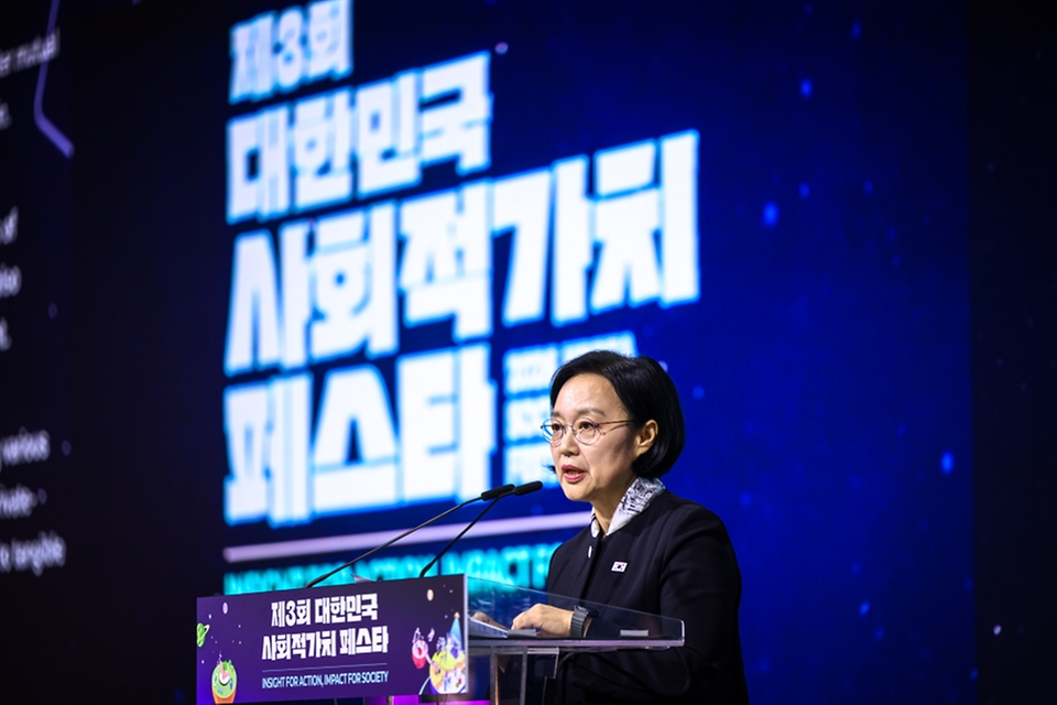 한성숙 국무총리가 9월 21일 서울 강남구 코엑스에서 열린 제3회 대한민국 사회적가치 페스타 개회식에서 축사하고 있다.