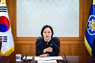 한성숙 국무총리가 9월 21일 서울 종로구 정부서울청사에서 제1회 글로벌 인공지능(AI) 허브 추진위원회 회의를 주재하고 있다.