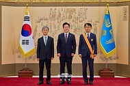 이재명 대통령이 9월 21일 청와대에서 이흥구 전 대법관에게 서훈을 수여한 뒤 조희대 대법원장과 함께 기념촬영을 하고 있다.