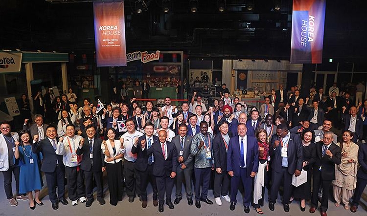 2026 아이치·나고야 아시안게임 개막을 하루 앞둔 9월 18일 일본 나고야에 마련된 코리아하우스에서 열린 개관식에서 최휘영 문화체육관광부 장관, 유승민 대한체육회장 등 참석자들이 기념사진을 찍고 있다.
