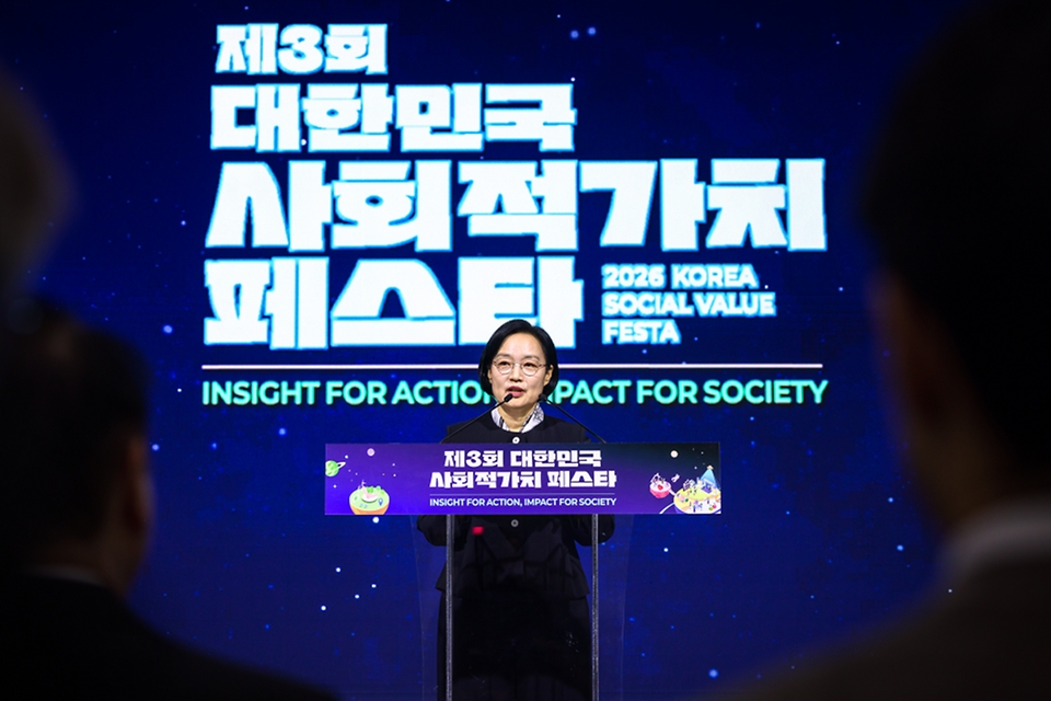 한성숙 국무총리가 9월 21일 서울 강남구 코엑스에서 열린 제3회 대한민국 사회적가치 페스타 개회식에서 축사하고 있다.