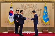 이재명 대통령이 9월 21일 청와대에서 이흥구 전 대법관에게 서훈을 수여하고 있다.