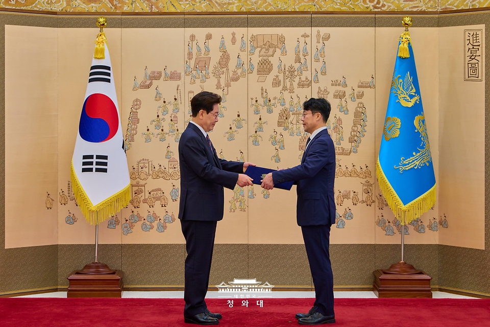 이재명 대통령이 9월 21일 청와대에서 김성수 신임 대법관에게 임명장을 수여하고 있다.