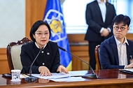한성숙 국무총리가 9월 21일 서울 종로구 정부서울청사에서 제1회 글로벌 인공지능(AI) 허브 추진위원회 회의를 주재하고 있다.