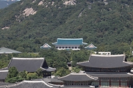 제1차 한·중앙아시아 정상회의가 열리고 있는 9월 15일 서울 광화문 일대에 현수막이 걸려 있다. 경찰은 오는 16일 '한·중앙아시아 정상회의' 일정에 맞춰 서울 도심 주요 도로 통제에 나선다고 14일 밝혔다. 사진은 15일 청와대. 