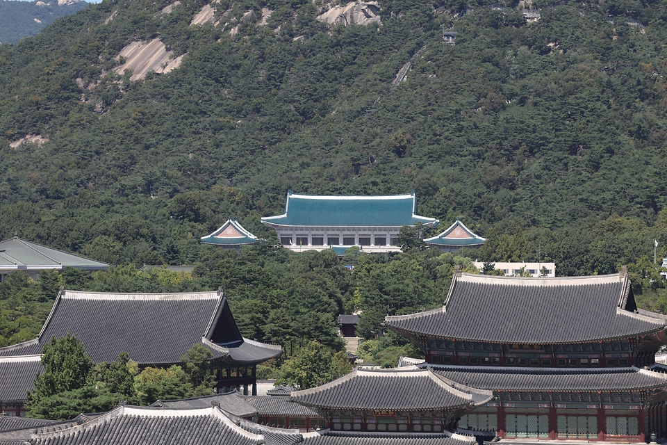 제1차 한·중앙아시아 정상회의가 열리고 있는 9월 15일 서울 광화문 일대에 현수막이 걸려 있다. 경찰은 오는 16일 '한·중앙아시아 정상회의' 일정에 맞춰 서울 도심 주요 도로 통제에 나선다고 14일 밝혔다. 사진은 15일 청와대. 