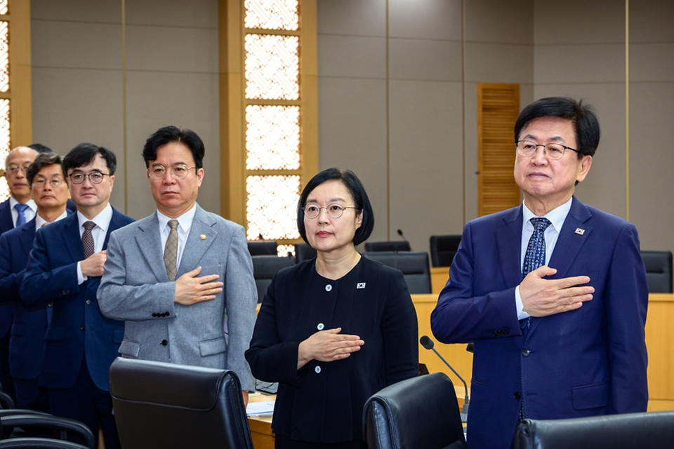 한성숙 국무총리가 9월 22일 세종시 정부세종청사에서 열린 국무회의를 주재하고 있다.